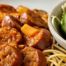 Würstchengulasch Gabelspaghetti Salat